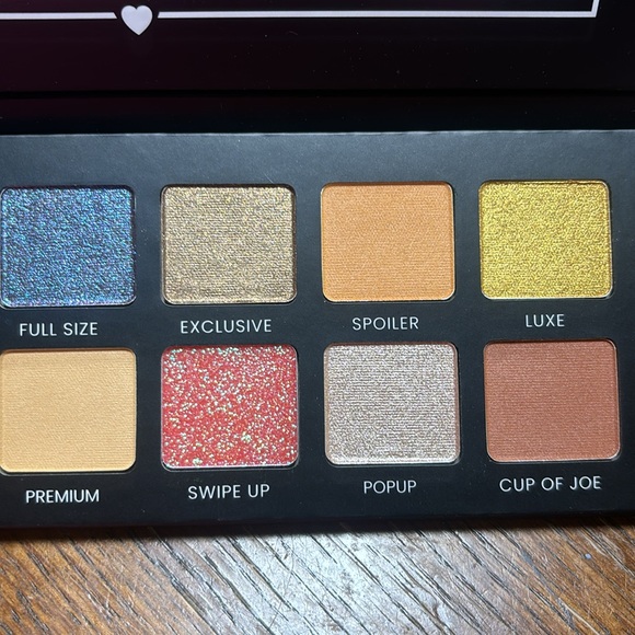 Eyeshadow palette. - Picture 3 of 4